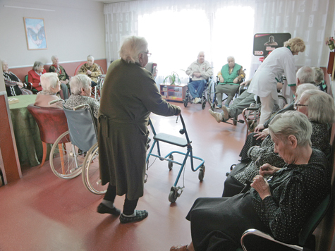 Бездомные пенсионеры смогут избежать дома престарелых
