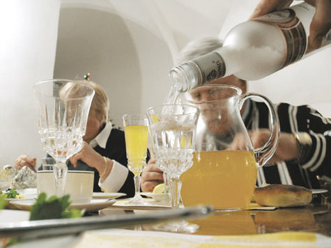 Среднестатистический горожанин «уговаривает» в среднем около 117,5 литра алкогольных напитков в год