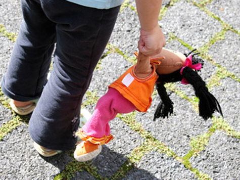 Пятилетняя девочка выпала из окна 12-го этажа дома в подмосковных Люберцах, пока женщина, присматривающая за ней, вышла в магазин купить продуктов