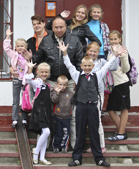 Семья Черняковых: мама, папа и 15 детей, из которых 7 школьников, в том числе одна первоклассница
