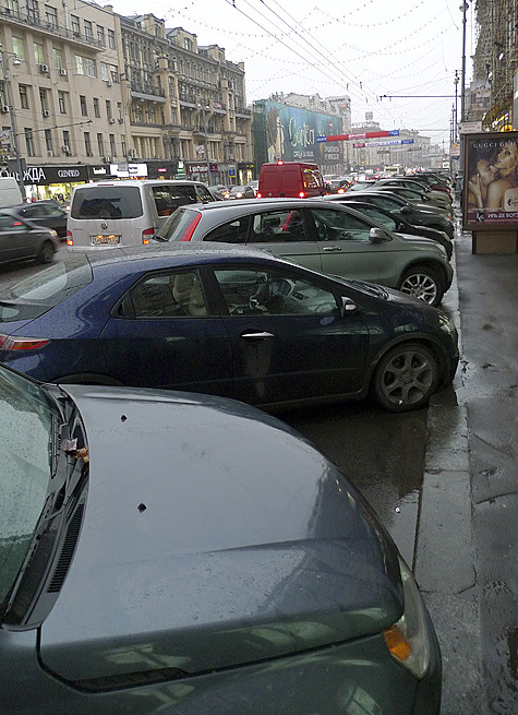 Показательный запрет на парковку вдоль главной улицы Москвы ни к чему не привел