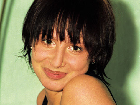 Известная певица и артистка 90-х годов Саша Зверева обвиняется в незаконном использовании песен, которые она ранее исполняла в популярной группе «Демо»