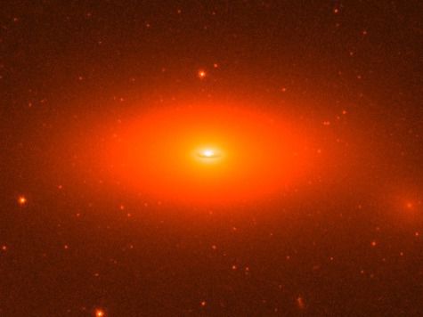 Новооткрытая черная дыра содержит свыше 14% от массы галактики