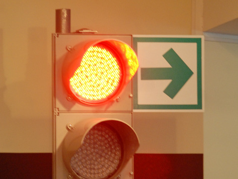 Разрешать ли правый поворот при запрещающем сигнале светофора: мнения разделились