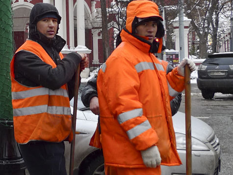 Для служб уборки города закуплено 2013 комплектов одежды 