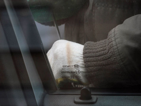 Двух полицейских ОМВД Дмитровского района Москвы задержали при получение взятки в 30 тысяч рублей