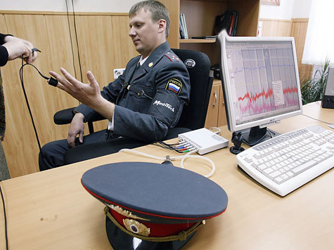 Желающие стать полицейскими проходят через полиграф и тесты на наркотики
