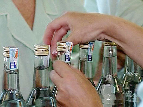 Нечистые на руку предприниматели, уплачивая акцизы за пол-литровую продукцию, наклеивают эти марки на литровые бутылки