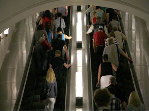 Из-за измененного графика движения поездов на станциях "красной" ветки московского метро скопилось много народу