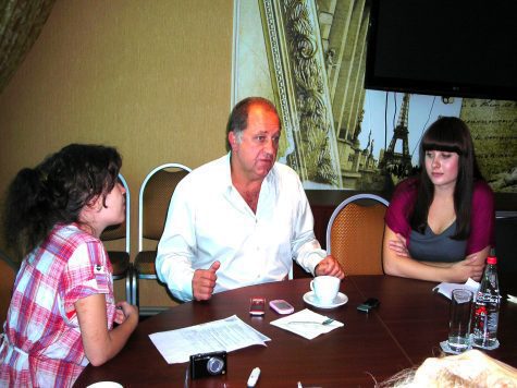 «Папина дочка» Маша Васнецова рассказала о «Курином шампуне», а Люсенька из «Маргоши» поздравила секретарей с их профессиональным праздником.