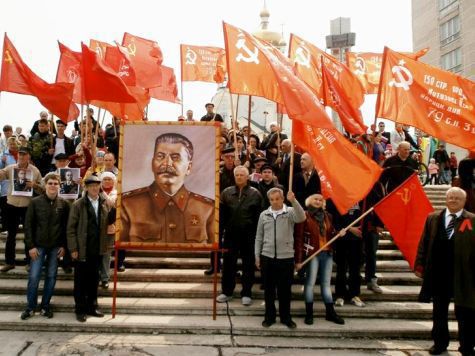 В Хабаровске по центральным улицам пронесли портрет Сталина