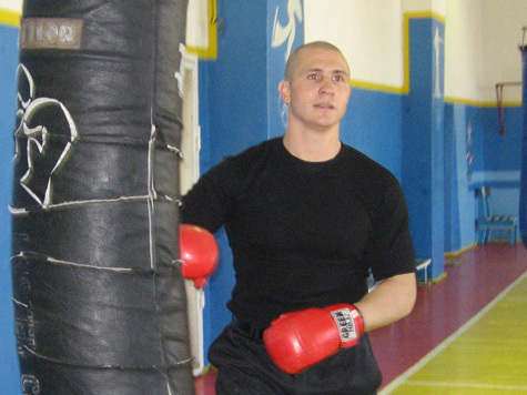 Профессиональный кикбоксер Сергей Бушманов только один раз в жизни забыл о силе своего удара