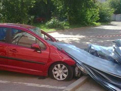 Выиграть суд у местных властей удалось недавно жителю подмосковной Балашихи, на автомобиль которого упал огромный лист железа