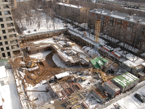 Один рабочий погиб и трое пострадали в четверг в результате падения башенного крана на северо-востоке Москвы