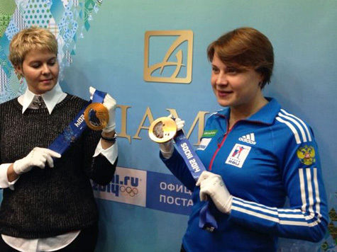 В Новосибирске представили олимпийские медали — золотая и серебряная 
для хоккеистов и бронзовая для биатлонистов
