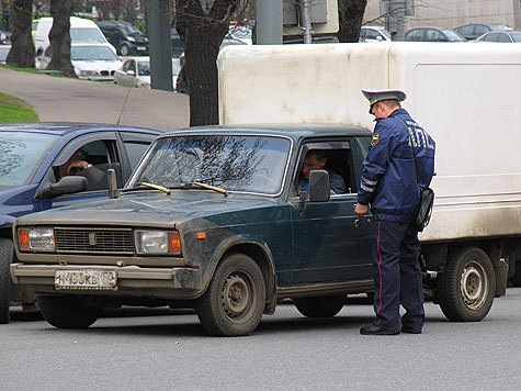 Настоящий бунт устроили в среду в центре столицы несколько выходцев с Кавказа в ответ на попытку столичных инспекторов ГИБДД задержать их земляка — подвыпившего нарушителя Правил дорожного движения