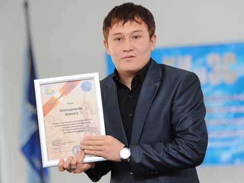 Максат Мамадияров может прочесть любой текст задом наперёд со скоростью 290 слов в минуту