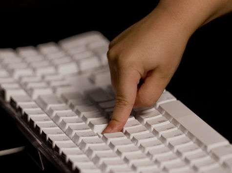 Манера набора текста на клавиатуре наконец-то позволяет надежно отличить доверенного пользователя от постороннего человека
