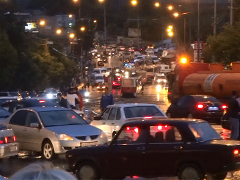 Вчера в 21.30 мск на улице Танкистов в Саратове произошло крупное ДТП. Водитель груженной щебнем фуры не справился с управлением и протаранил впередистоящие авто