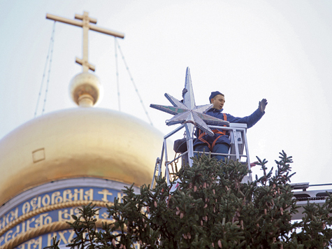 Кремлевскую елку, установленную на Соборной площади, собственными руками нарядили репортеры «МК»