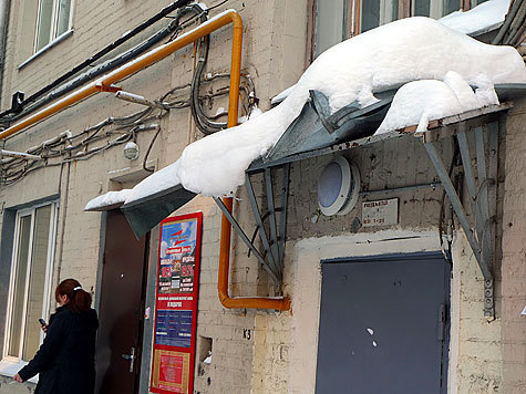 Иначе скопившийся на крышах снег может привести к обрушениям