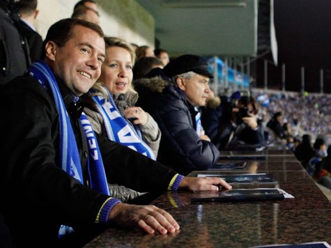 На матче “Зенита” президент надел фанатский шарф и запостил фото в Интернет