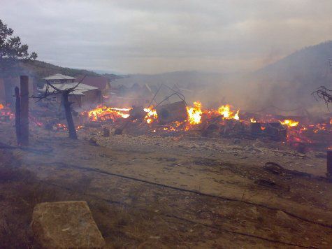 База отдыха «Чайка» предварительно в результате поджога сгорела на берегу Байкала