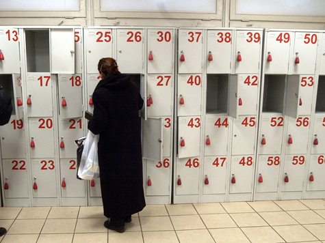 Один из крупных торговых центров столицы заплатит москвичке за украденные из камеры хранения вещи