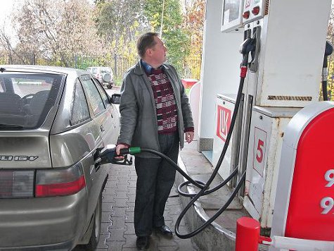 Правительство повышает на 3 рубля бензиновый акциз, но в два раза снижает транспортный налог
