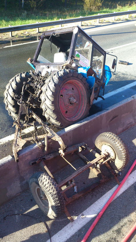 Трактор "Беларус" разломился на две части после столкновения с фурой