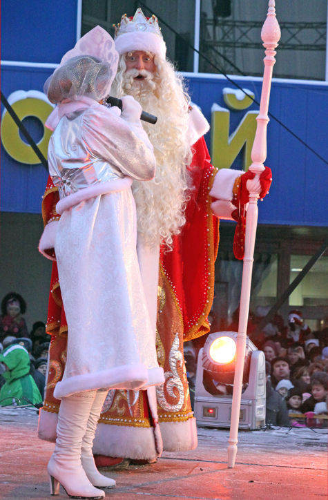 Дед Мороз на ходулях и Снегурочка в «костюме» боди-арт придут поздравлять москвичей с Новым годом этой зимой
