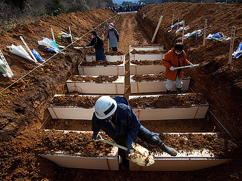 Японцы не могут похоронить погибших, а у спасателей на “Фукусиме” даже нет горячей еды

