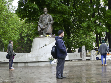 У памятника казахскому поэту задержали всего одного активиста за раздачу наклеек в поддержку Pussy Riot 