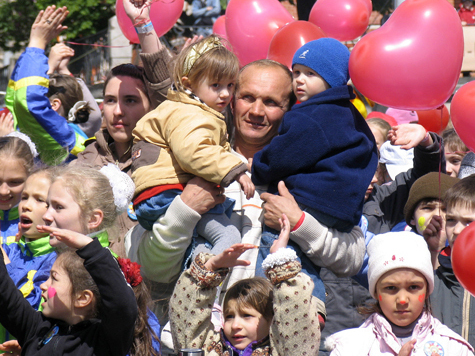 Семья Трушиных на фоне Кремля
