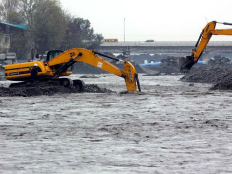 Строители олимпийских объектов засыпают русло реки Мзымта, а это грозит наводнением