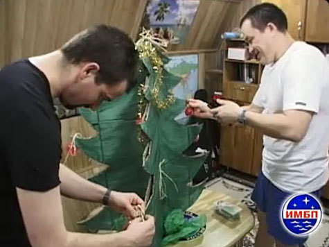 Под елкой, вырезанной из картонной коробки, будут встречать Новый год члены эксперимента “Марс-500”