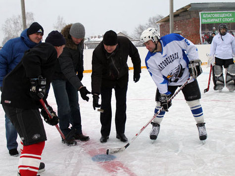 Хоккейную коробку для детдомовцев построили игроки «Салавата Юлаева»