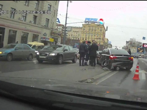 Мигалка угодила в аварию, убегая от другого авто Мигалка угодила в аварию, убегая от другого авто
