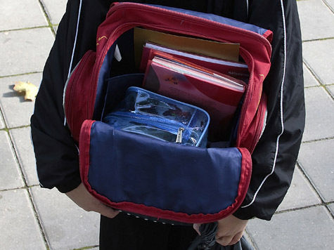 Осматривать портфели учащихся на переменках будут медики, работающие в медкабинетах при школах