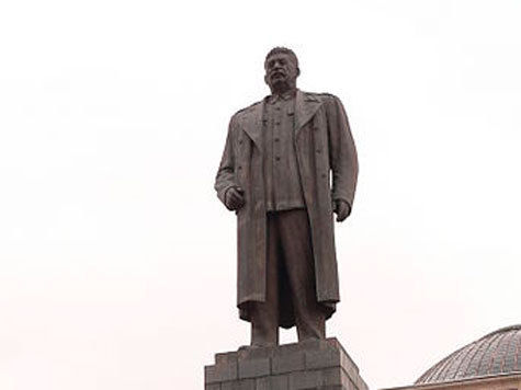 В Грузии неизвестные хулиганы покрасили в розовый цвет памятник Сталину 