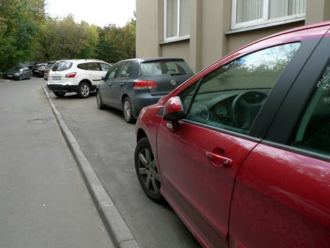 Дворовые парковки и гаражи, с которыми последние годы активно боролись городские власти, опять могут вернуться в Москву