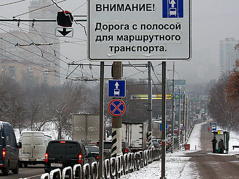 На общественный транспорт москвичей будут заманивать спецполосами