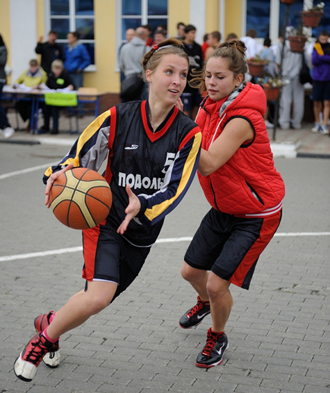 На Фонтанной площади в Ногинске состоялся восьмой традиционный розыгрыш Кубка губернатора по стритболу (уличному баскетболу)