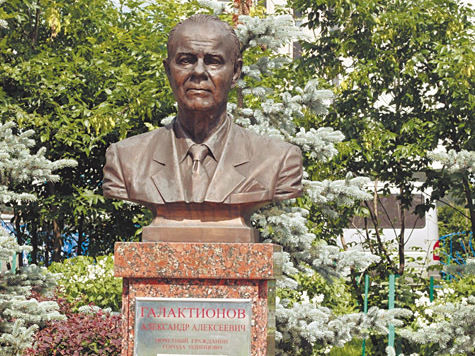 В Одинцове есть аллея почетных граждан города, украшенная их скульптурными изображениями