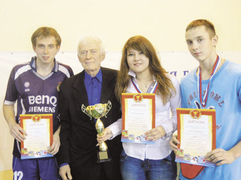 Известный в Электростали тренер по настольному теннису Владимир Феодосьевич Четвергов в этом году отметил 75-летний юбилей