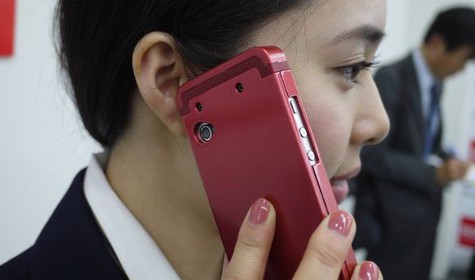 Компания Rohm разработала технологию, позволяющую слушать голос собеседника по телефону, лишь коснувшись к уху краем мобильники