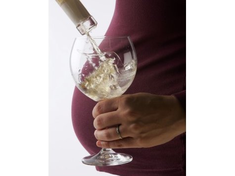Легкий алкоголь во время беременности не вредит поведенческому или интеллектуальному развитию ребенка