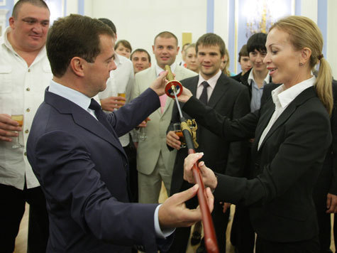 Медведев — восточным единоборцам: “Вот сборная по футболу продула, но вы молодцы!”