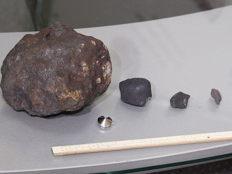 Нашедший самый крупный фрагмент метеорита «Челябинск» Алексей Усенков получил от Челябинского государственного университета сертификат подлинности осколка. 