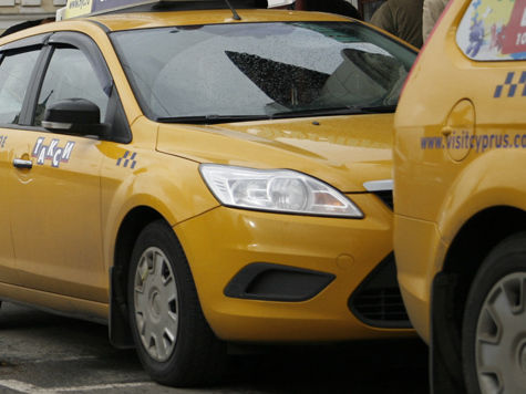 Легальным таксистам в Москве скоро разрешат объезжать пробки на основных магистралях